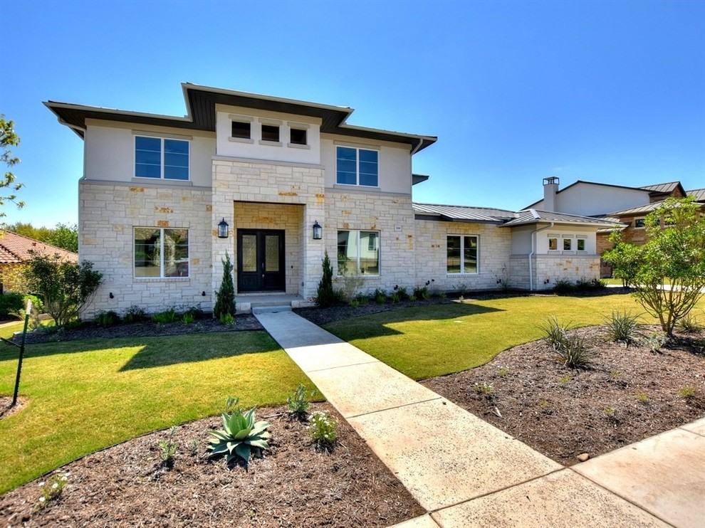 Transitional entryway photo in Dallas
