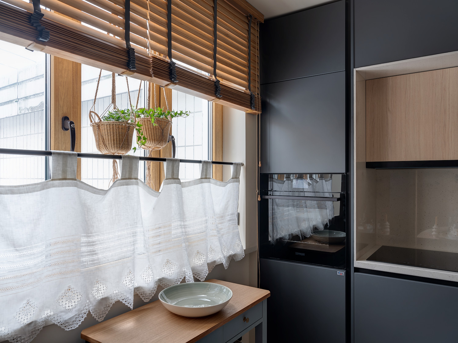 Кухня цвета сажи: Konigin Helena Black 60