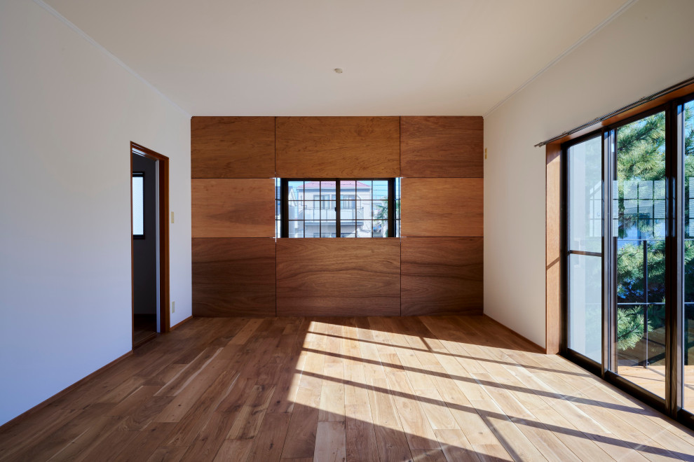 Idées déco pour une chambre parentale de taille moyenne avec un mur marron, un sol en bois brun, un sol marron, un plafond en papier peint et du papier peint.