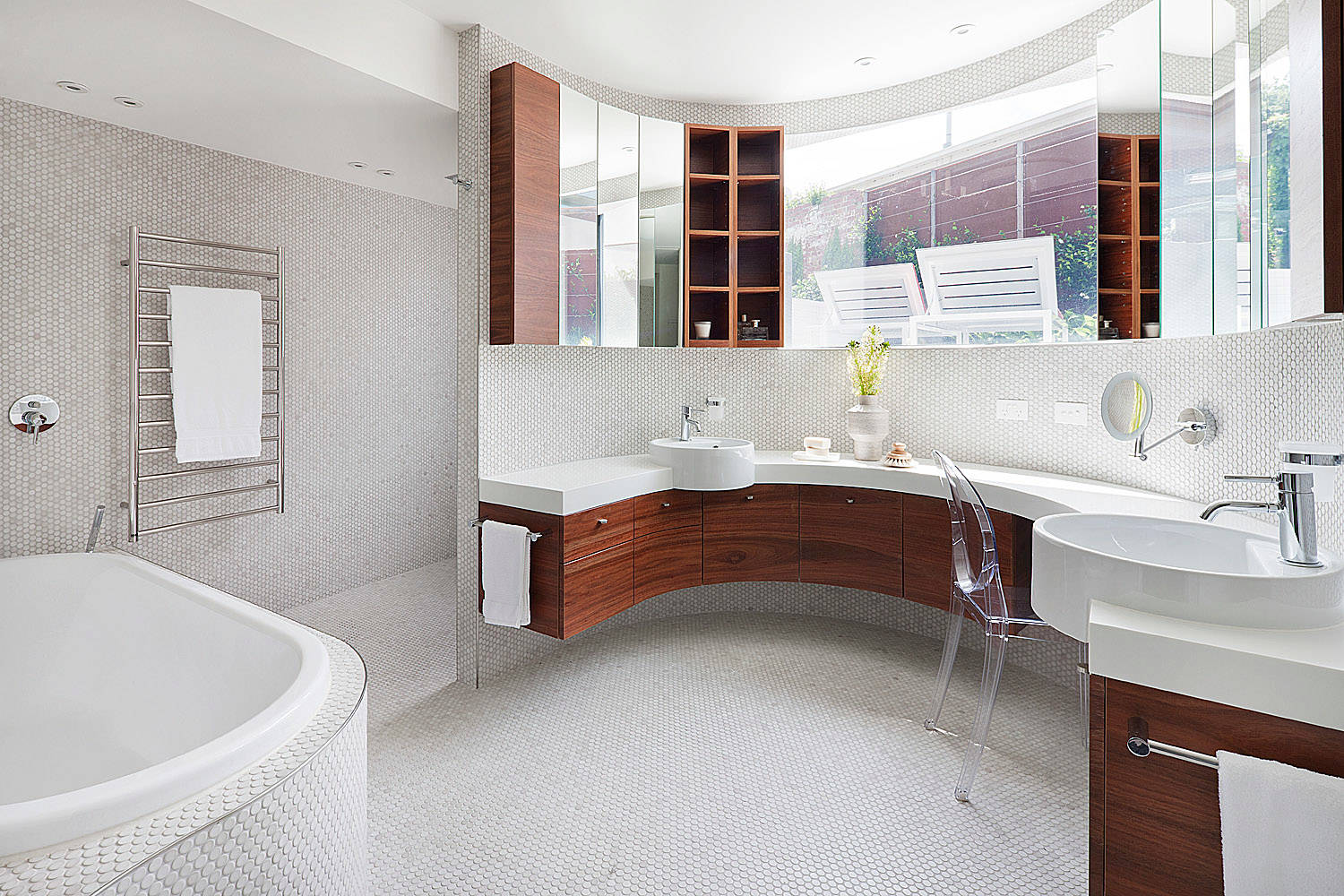 How to Decorate Odd Shaped Bathroom Layouts: Creative Design Tips
