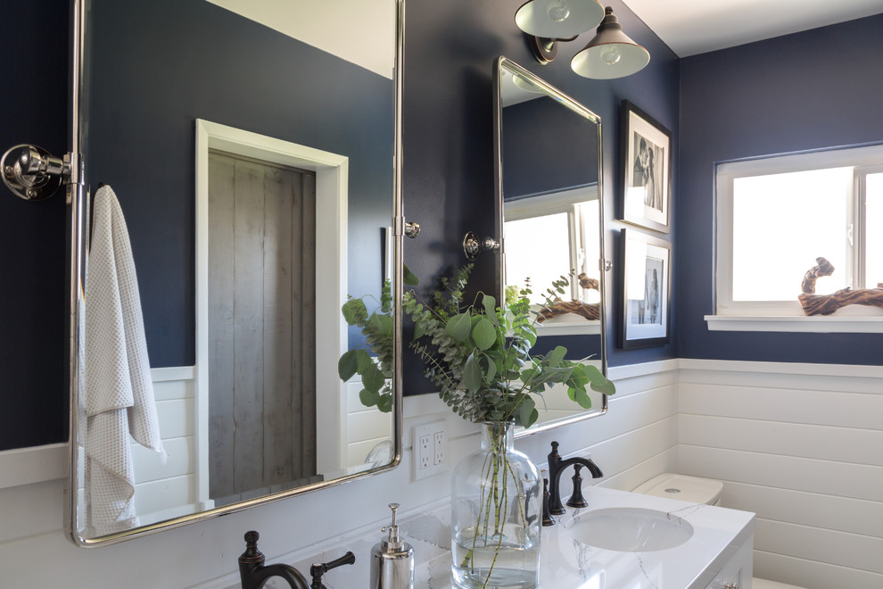 Example of a cottage bathroom design in Los Angeles