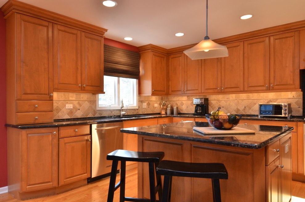 Elegant kitchen photo in Chicago