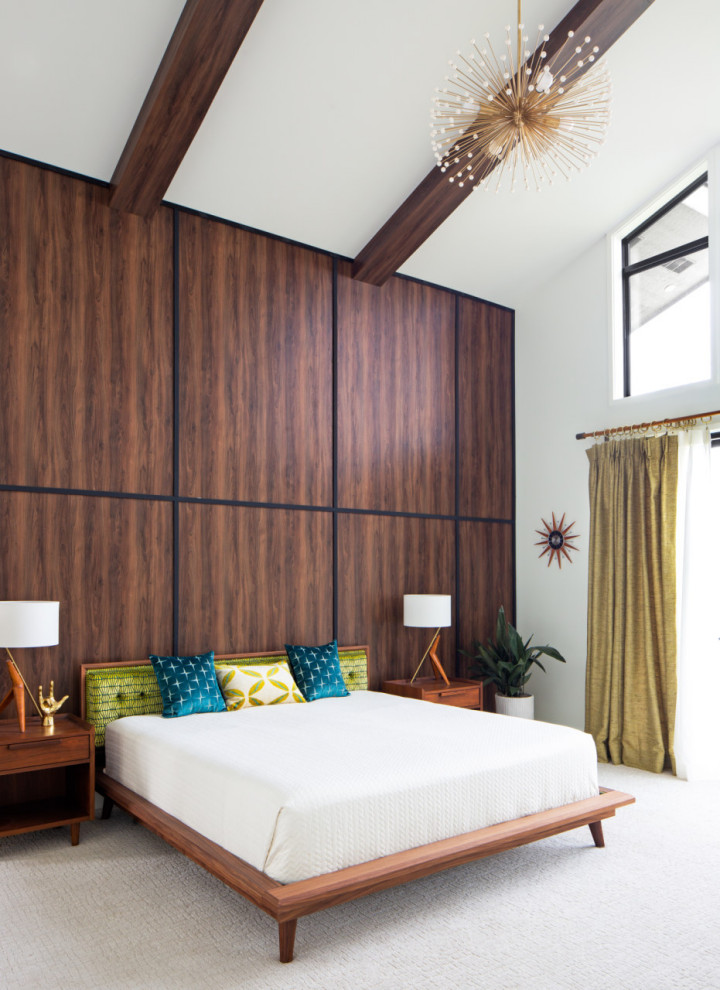 На фото: большая хозяйская спальня в стиле ретро с белыми стенами, ковровым покрытием, белым полом, сводчатым потолком и деревянными стенами с