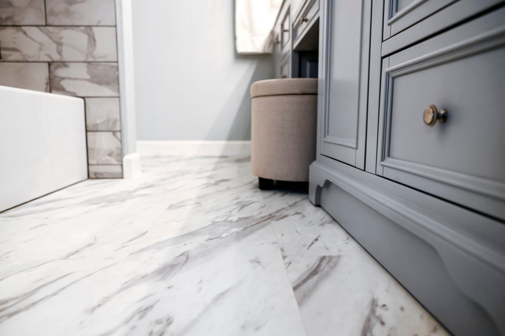 Inspiration for a transitional home design remodel in Chicago