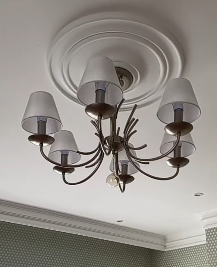 2 этаж. Люстра в спальню. Потолочная розетка. Потолочный карниз.