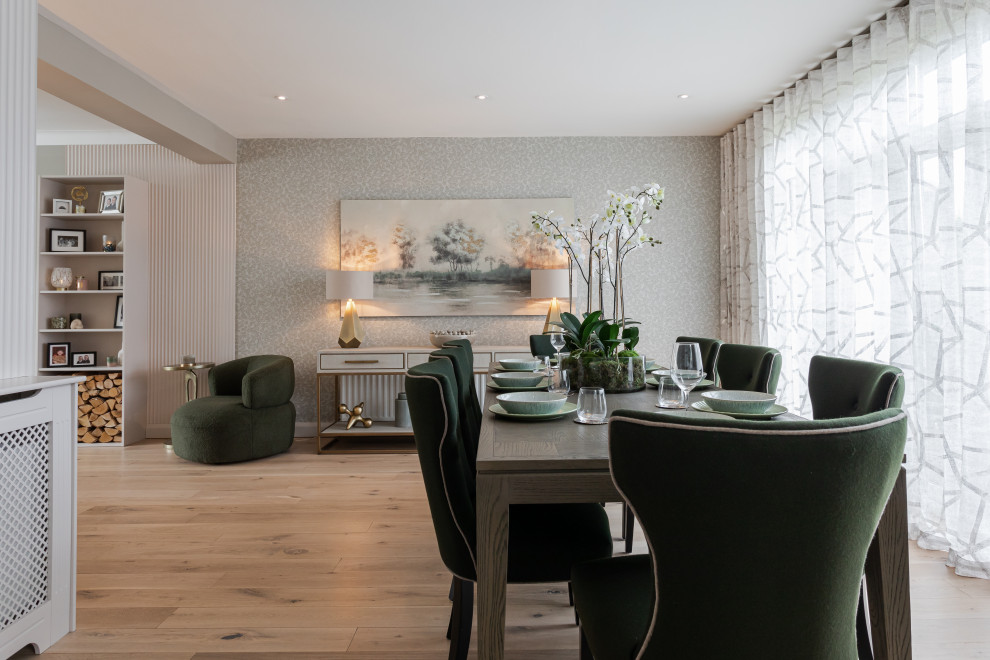 Exemple d'une salle à manger tendance de taille moyenne avec un mur gris, parquet clair, un poêle à bois, un sol beige et du papier peint.