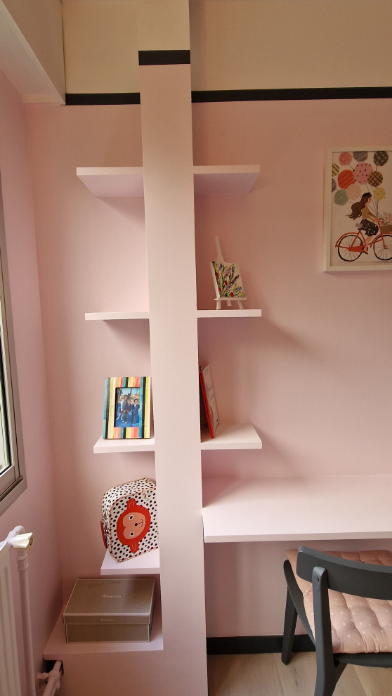 Esempio di una cameretta per bambini da 4 a 10 anni chic di medie dimensioni con pareti rosa, pavimento in laminato e pavimento beige