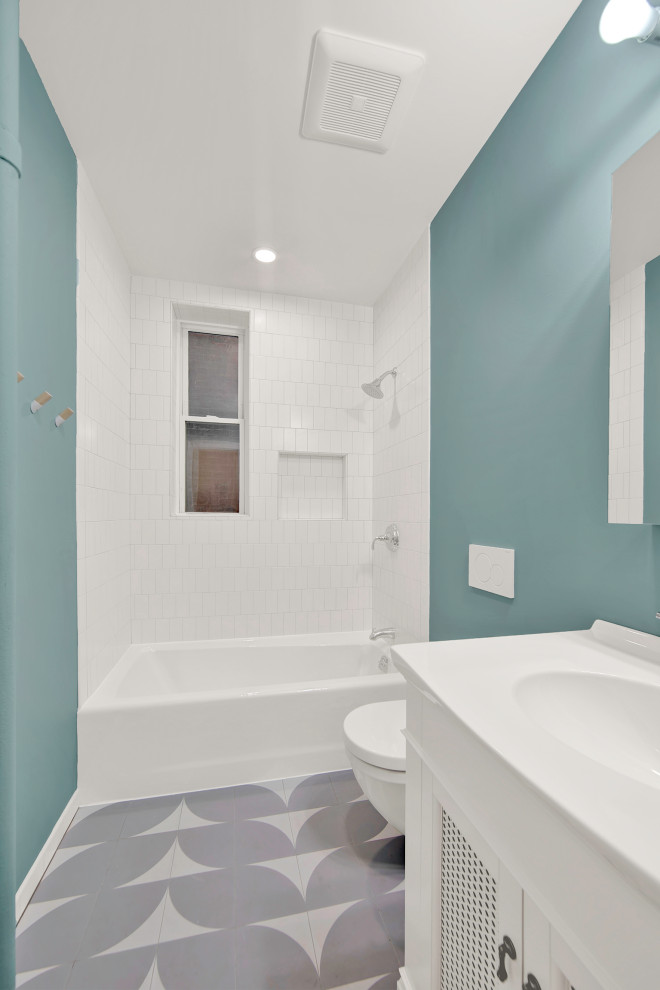Inspiration för små klassiska vitt en-suite badrum, med vita skåp, ett badkar i en alkov, en dusch i en alkov, en toalettstol med hel cisternkåpa, vit kakel, keramikplattor, blå väggar, klinkergolv i keramik, ett nedsänkt handfat, bänkskiva i kvarts, grått golv, dusch med duschdraperi och luckor med infälld panel