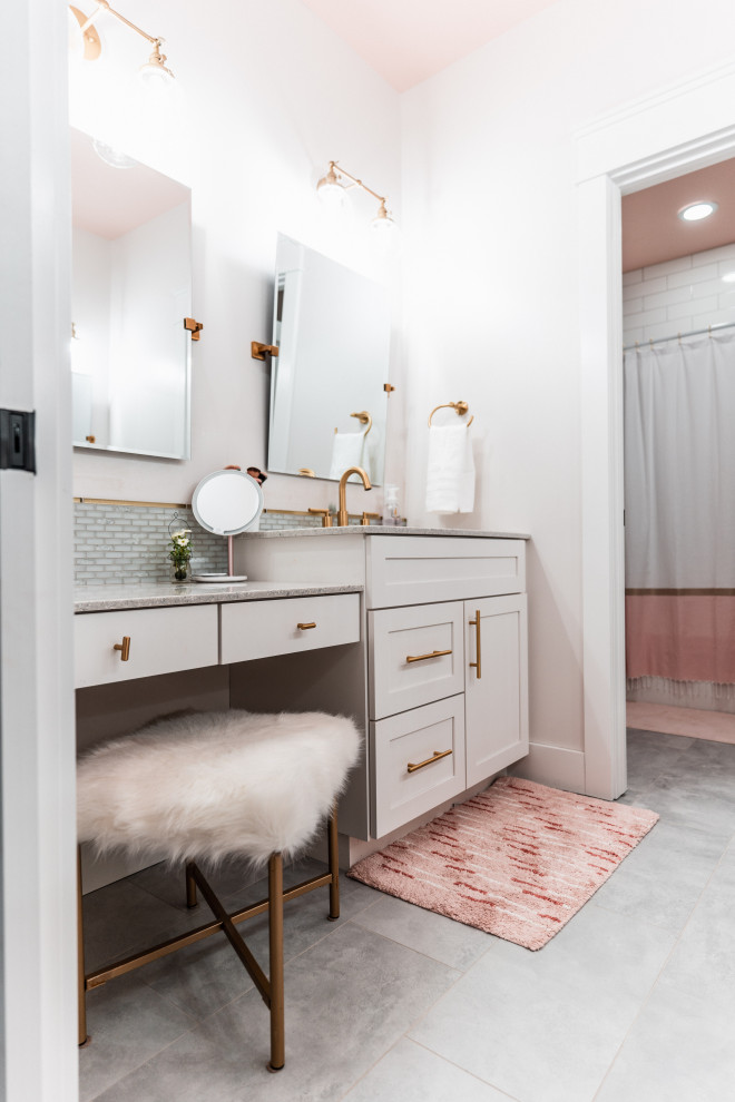 Свежая идея для дизайна: детская ванная комната среднего размера в стиле неоклассика (современная классика) с плоскими фасадами, белыми фасадами, разноцветной плиткой, стеклянной плиткой, монолитной раковиной, мраморной столешницей, серым полом, разноцветной столешницей, тумбой под одну раковину и встроенной тумбой - отличное фото интерьера