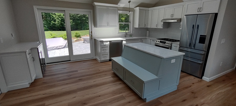 Kitchen & Dining Area Banquett Seated Island Soloution with a splash of color.