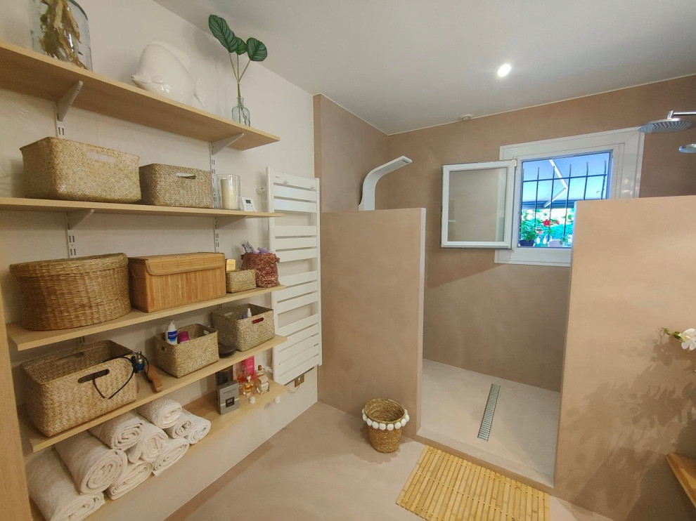 Idee per una stanza da bagno padronale contemporanea di medie dimensioni con doccia doppia, piastrelle bianche, piastrelle in ceramica, pavimento in cemento, lavabo a consolle, top in legno, pavimento beige e due lavabi