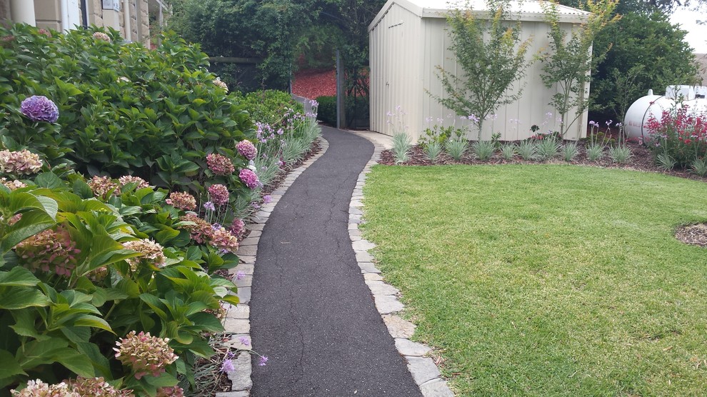 Photo of a contemporary garden in Melbourne.