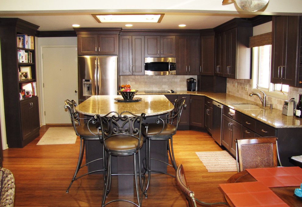 Example of a mid-sized transitional home design design