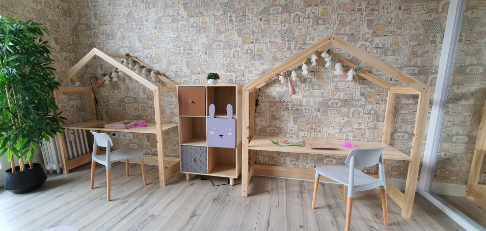 Ispirazione per una cameretta per bambini da 4 a 10 anni shabby-chic style di medie dimensioni con pareti rosa