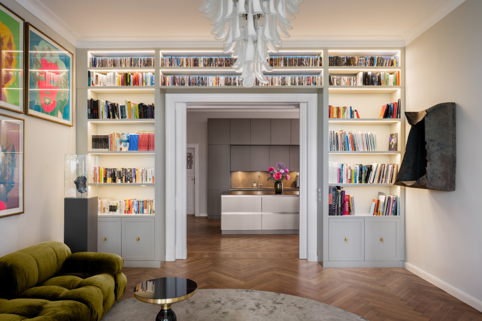 Große, Abgetrennte Eklektische Bibliothek mit grauer Wandfarbe und hellem Holzboden in Berlin