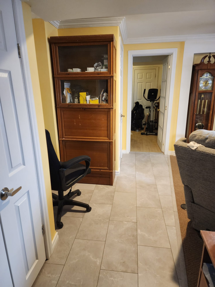Источник вдохновения для домашнего уюта: коридор среднего размера в стиле модернизм с желтыми стенами, полом из винила и серым полом
