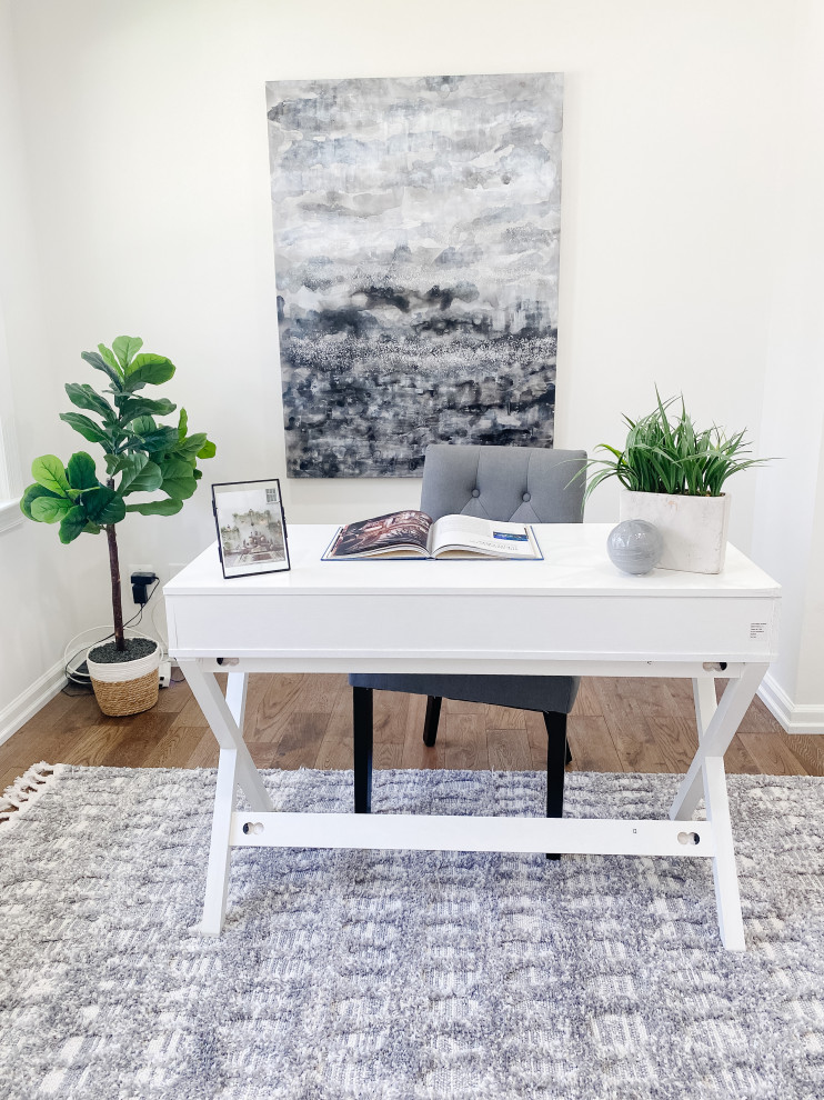 Foto di un ufficio tradizionale di medie dimensioni con pareti bianche, pavimento in legno massello medio, scrivania autoportante e pavimento marrone