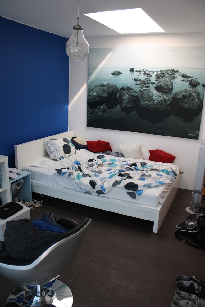 This is an example of a modern kids' room in Amsterdam.