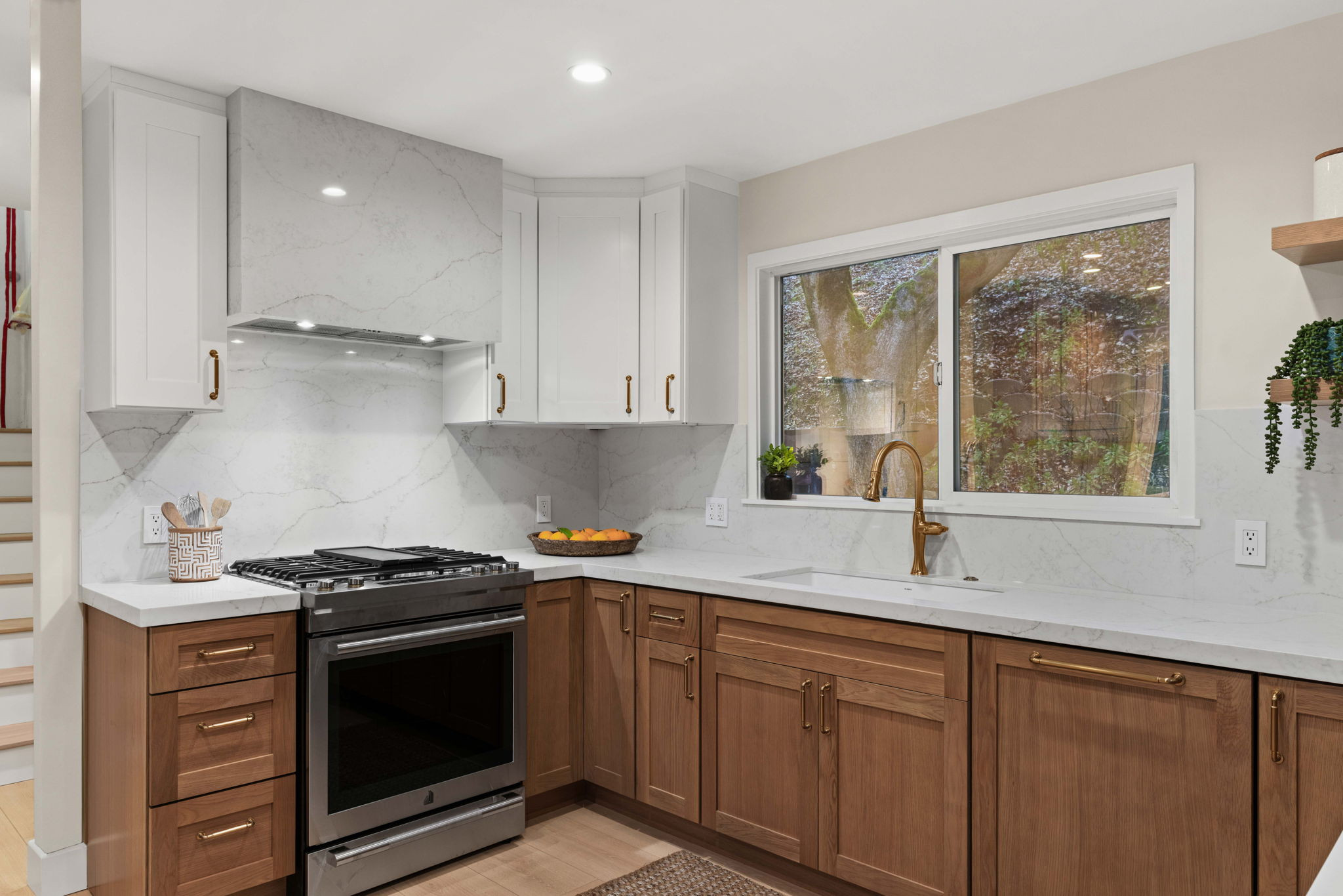 Mid-sized trendy u-shaped vinyl floor and brown floor kitchen photo in San Francisco with a single-bowl sink, shaker cabinets, medium tone wood cabinets, quartz countertops, white backsplash, quartz b