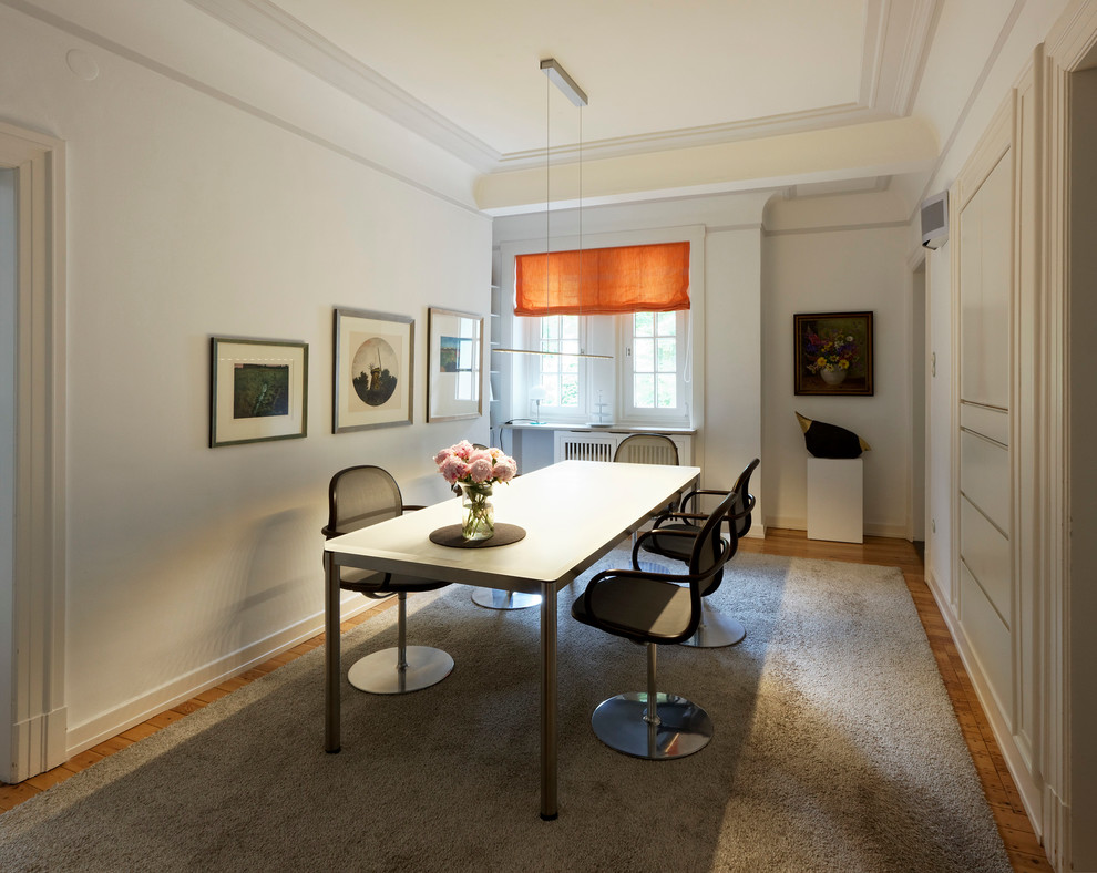 Modernes Esszimmer mit weißer Wandfarbe in Hamburg