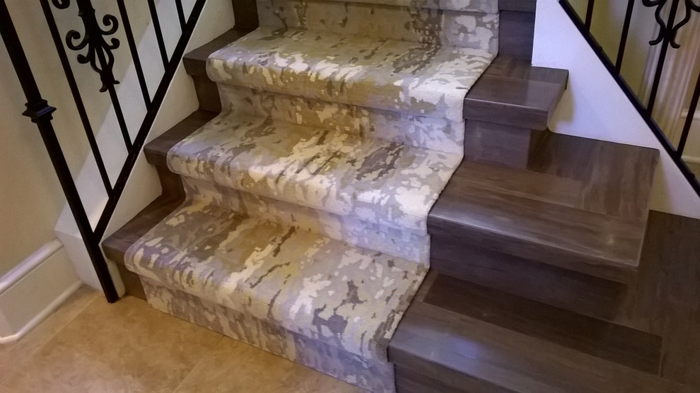 Источник вдохновения для домашнего уюта: прямая лестница в классическом стиле