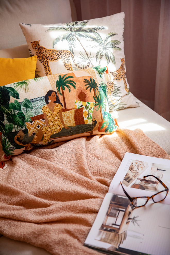 Свежая идея для дизайна: открытая гостиная комната среднего размера в средиземноморском стиле с оранжевыми стенами, темным паркетным полом, отдельно стоящим телевизором и коричневым полом - отличное фото интерьера