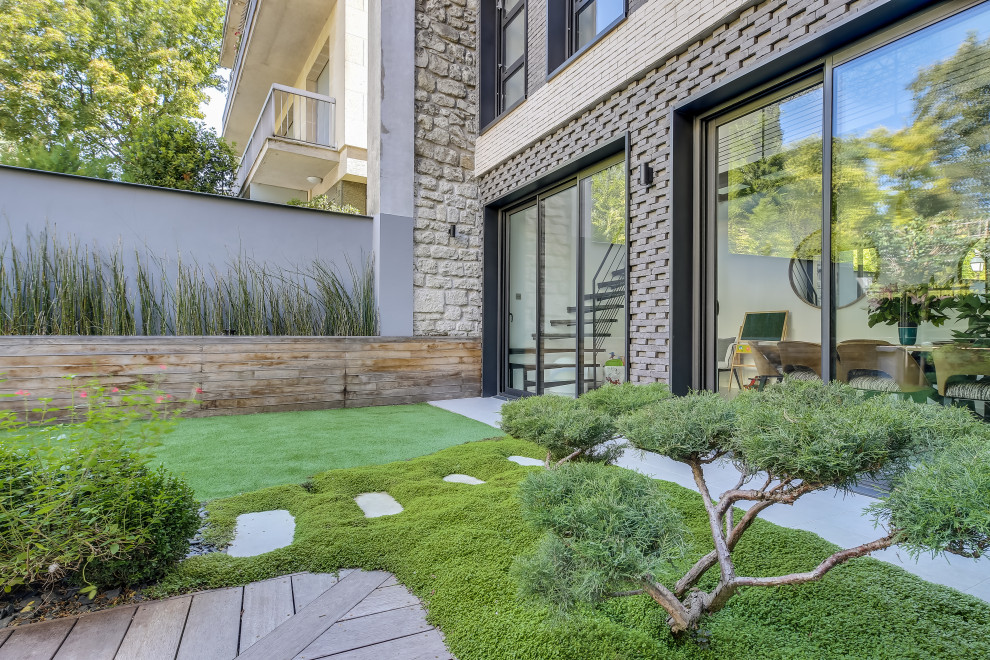 Inspiration pour un petit jardin à la française arrière minimaliste au printemps avec un chemin, une exposition partiellement ombragée, une terrasse en bois et une clôture en bois.