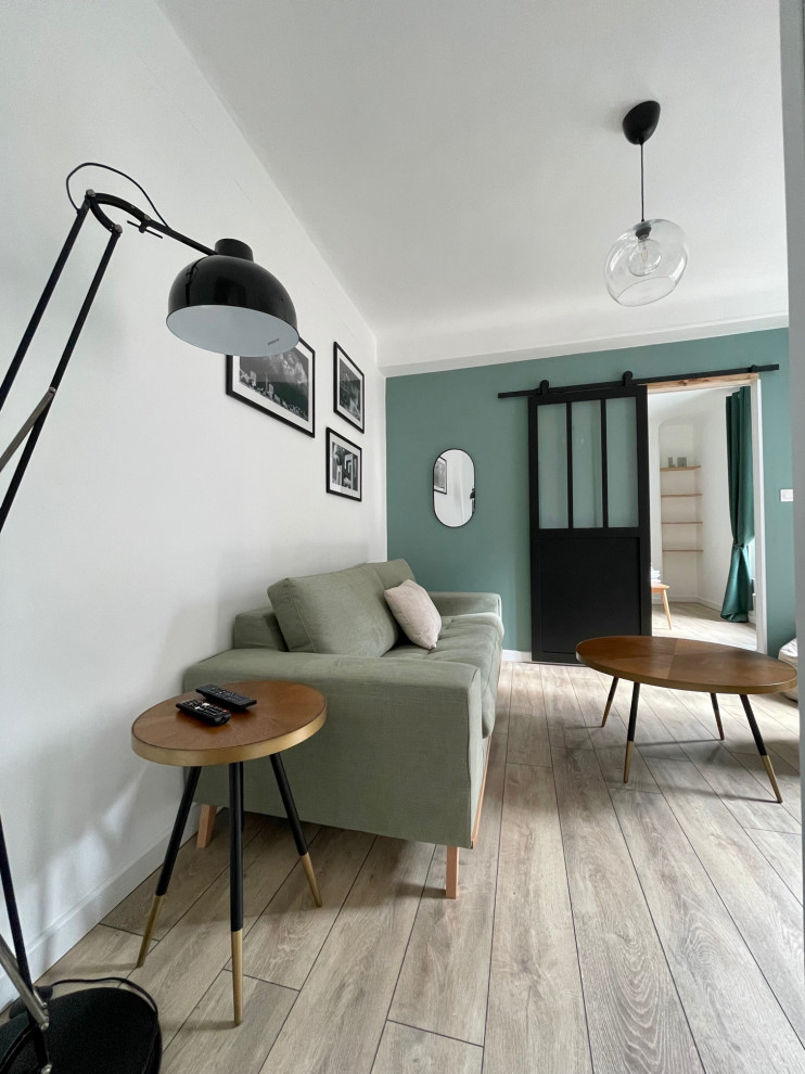 Источник вдохновения для домашнего уюта: изолированная гостиная комната среднего размера, в белых тонах с отделкой деревом в скандинавском стиле с зелеными стенами, светлым паркетным полом, бежевым полом, многоуровневым потолком и телевизором на стене