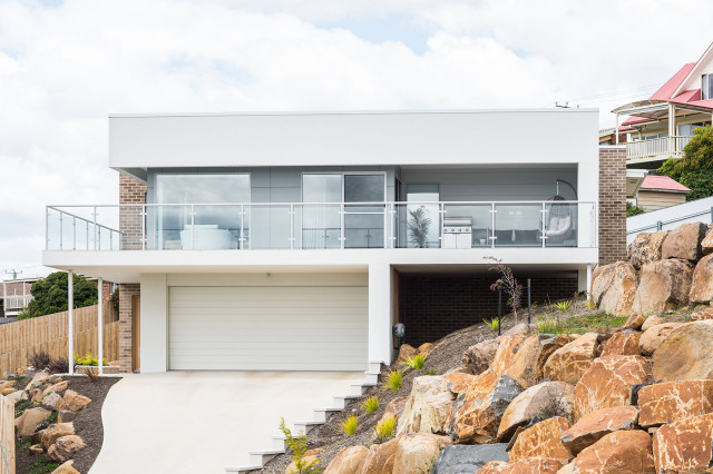Que Court contemporary-exterior