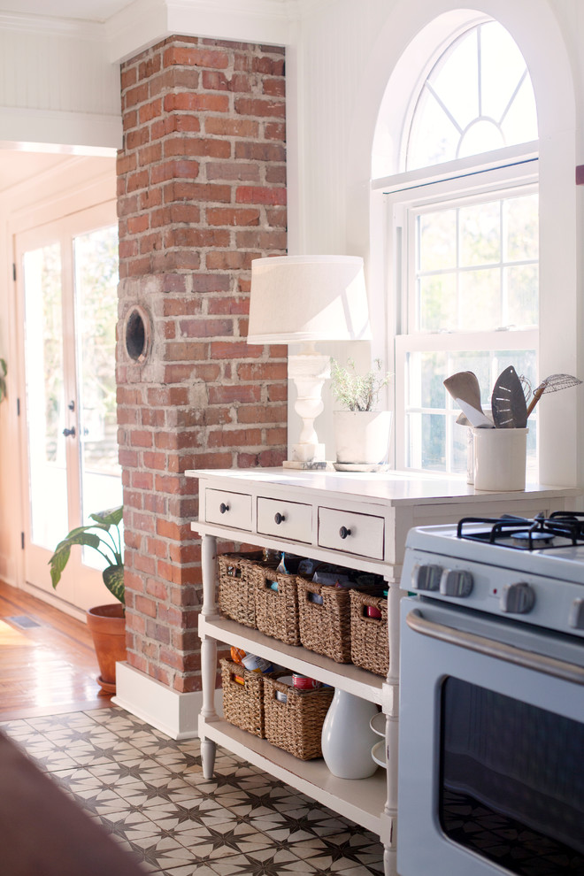 Kitchen - 1960s kitchen idea in Charleston