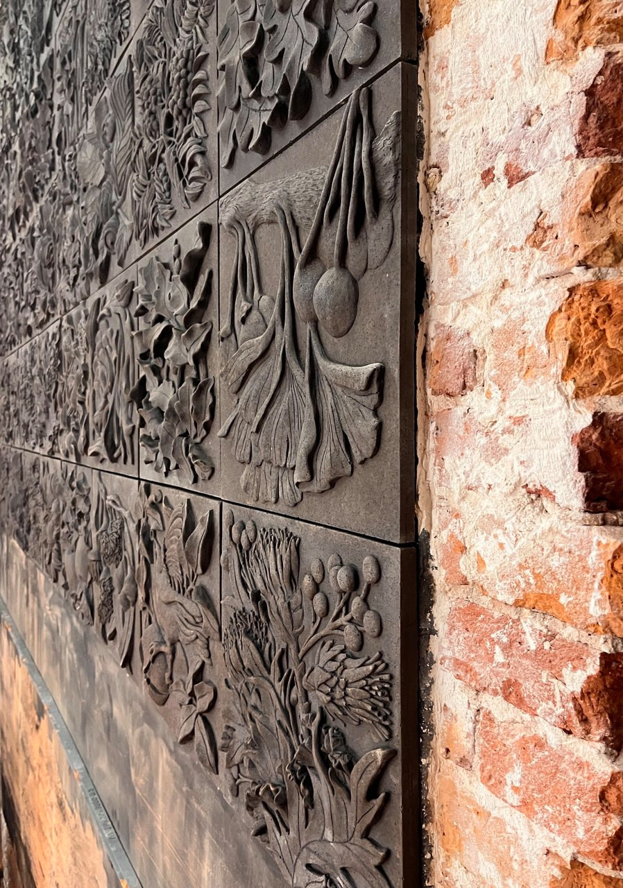 Керамическое панно "Райский сад" в Усадьбе Неклюдова