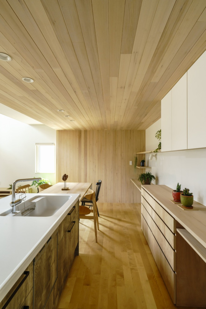 Aménagement d'une salle à manger ouverte sur le salon moderne en bois de taille moyenne avec un mur marron, parquet clair, aucune cheminée, un sol marron et un plafond en bois.