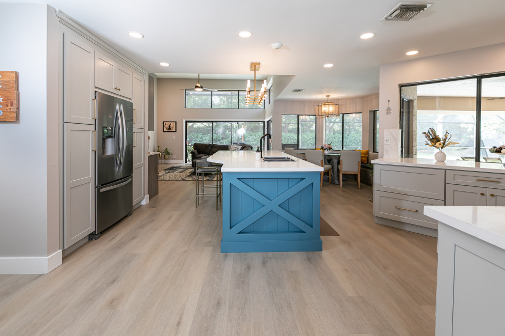 Kitchen - transitional kitchen idea in Miami