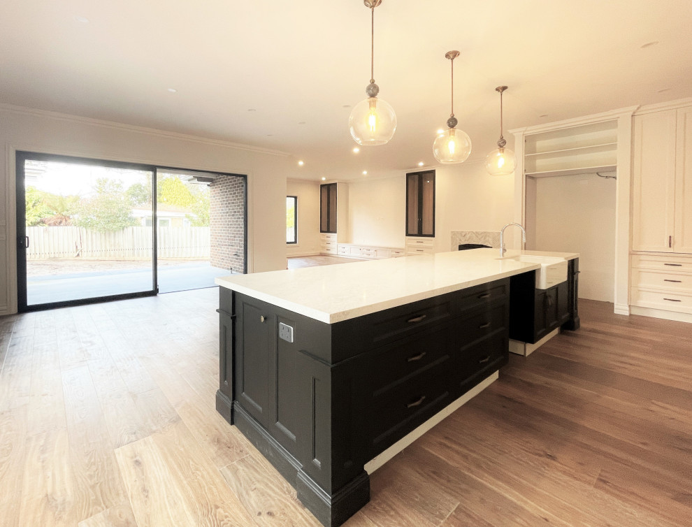 Design ideas for a traditional kitchen in Melbourne.