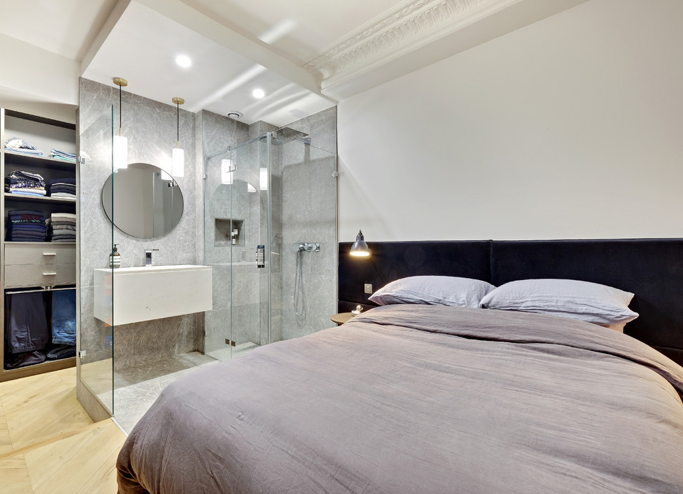 Design ideas for a contemporary bedroom in Paris.