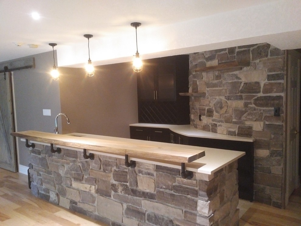 Inspiration for a rustic home design remodel in Toronto