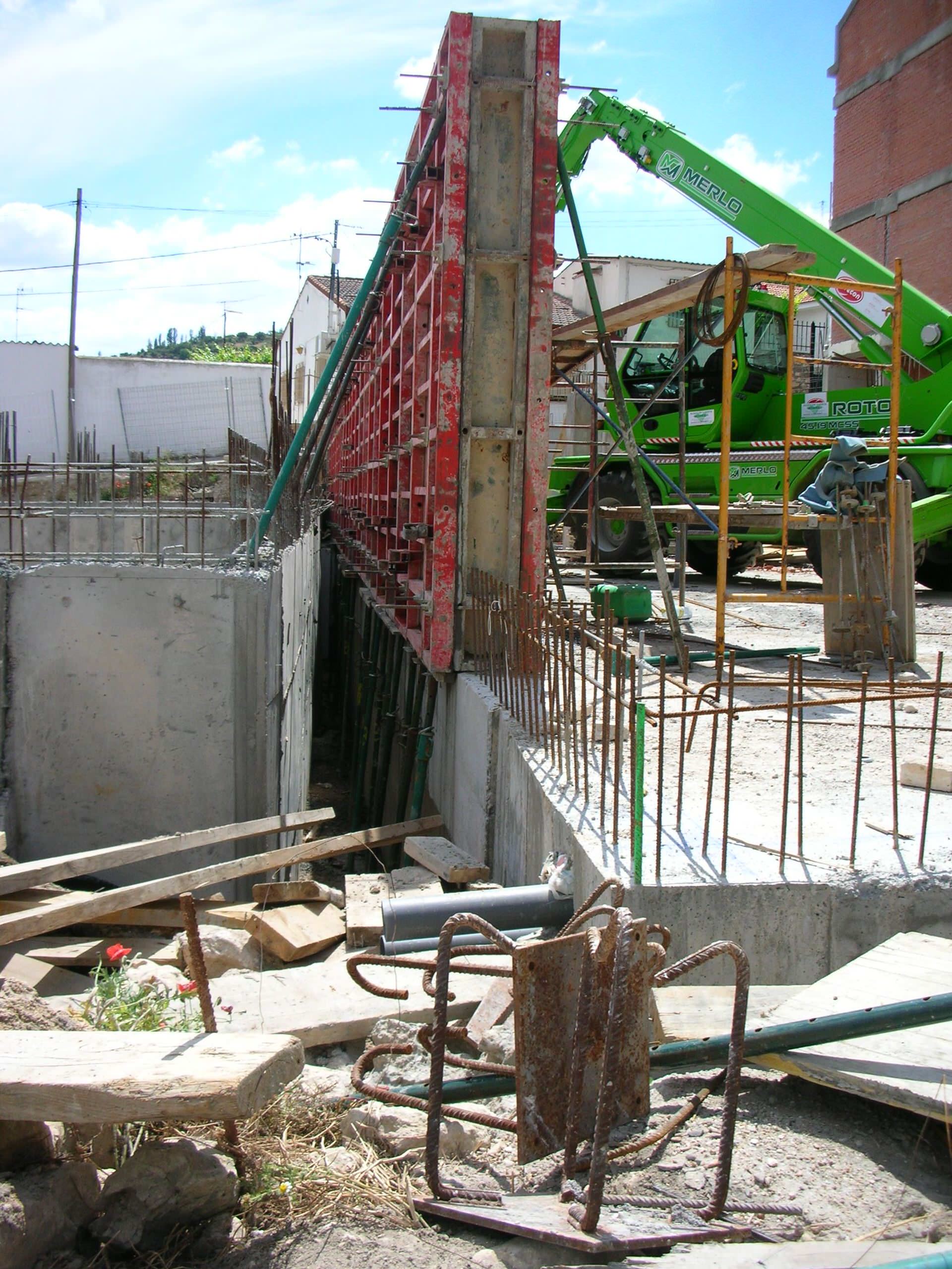 Edificio 16 viviendas dos bloques, garajes y trasteros 1972,24 metros cuadrados.