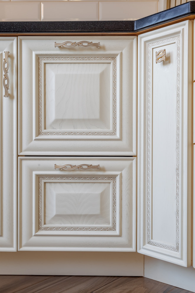 Кухня с порталом в частный дом г. Краснодар и массива ясеня