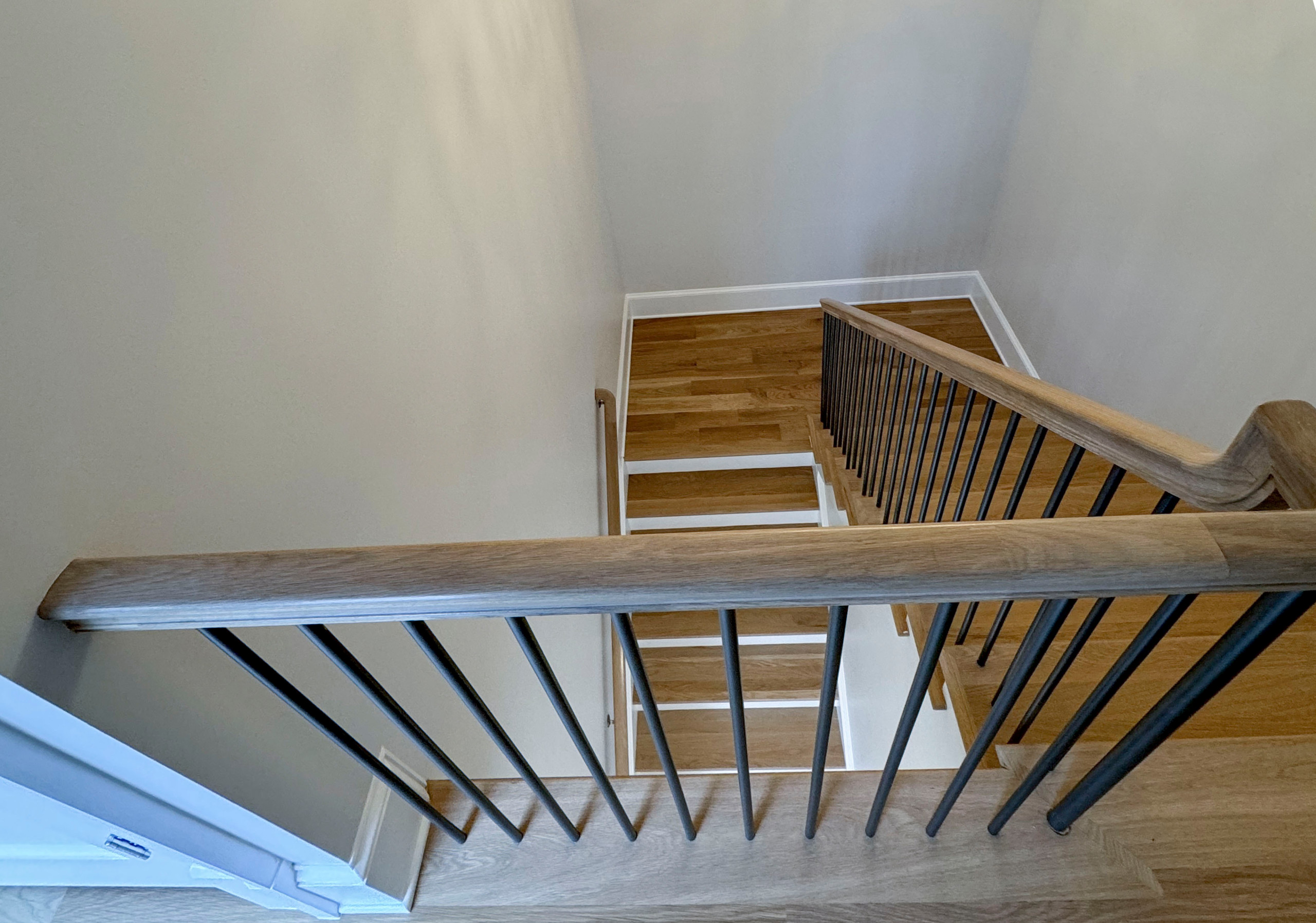 116_Elegant & Eye-catching Curved Staircase, Leesburg VA 20175