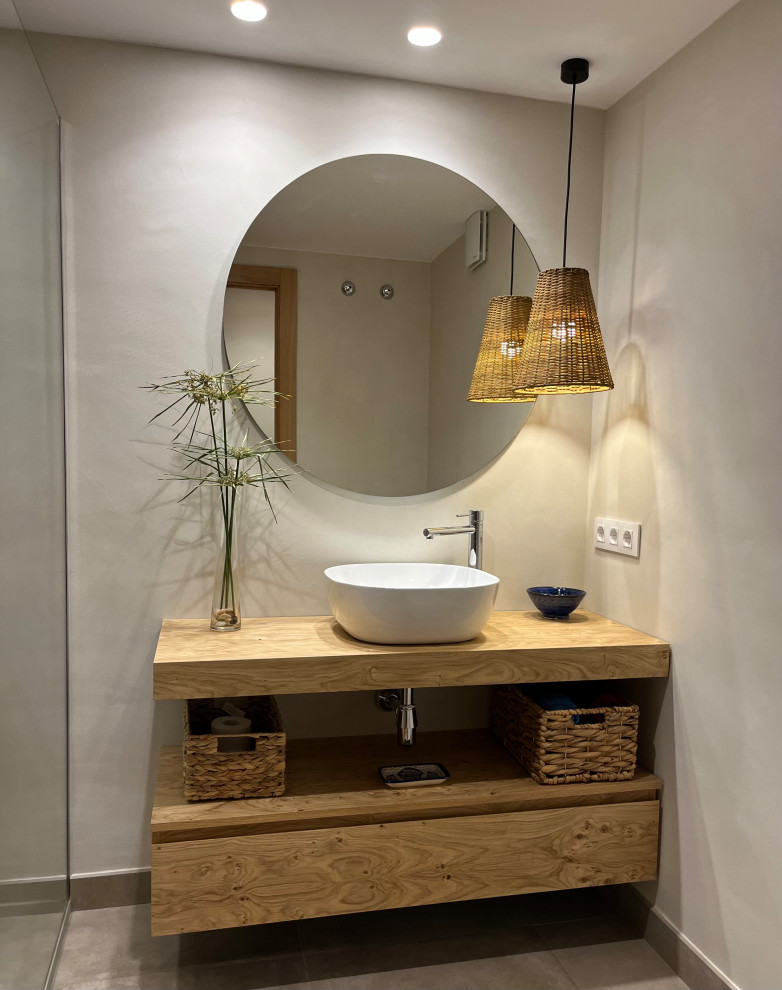 Foto de cuarto de baño contemporáneo pequeño con ducha abierta, suelo de azulejos de cemento, lavabo suspendido y suelo gris