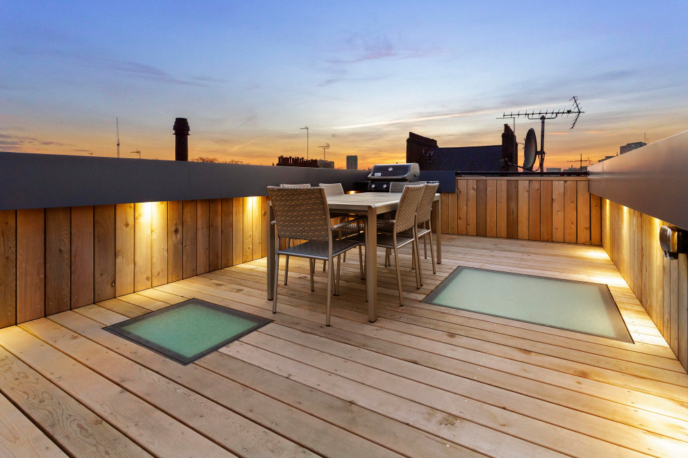 Design ideas for a contemporary deck in Kent.