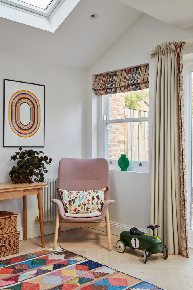 Offenes Stilmix Wohnzimmer mit weißer Wandfarbe, hellem Holzboden und gewölbter Decke in London