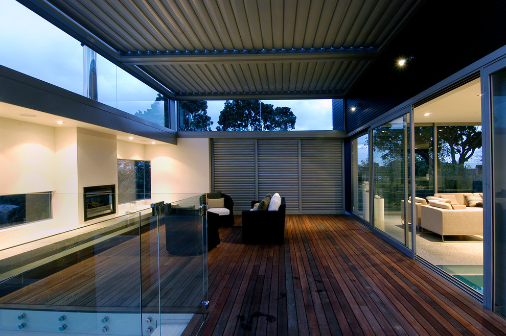 Photo of a contemporary deck in Auckland.