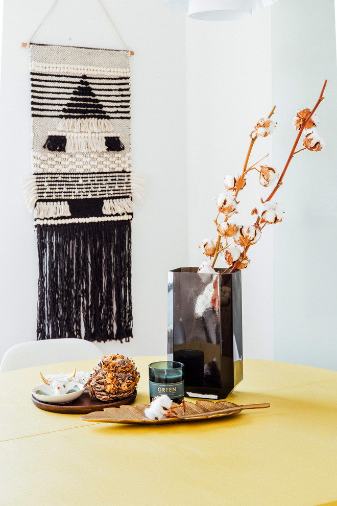 Imagen de comedor de cocina romántico pequeño con paredes blancas, suelo de madera en tonos medios y suelo marrón