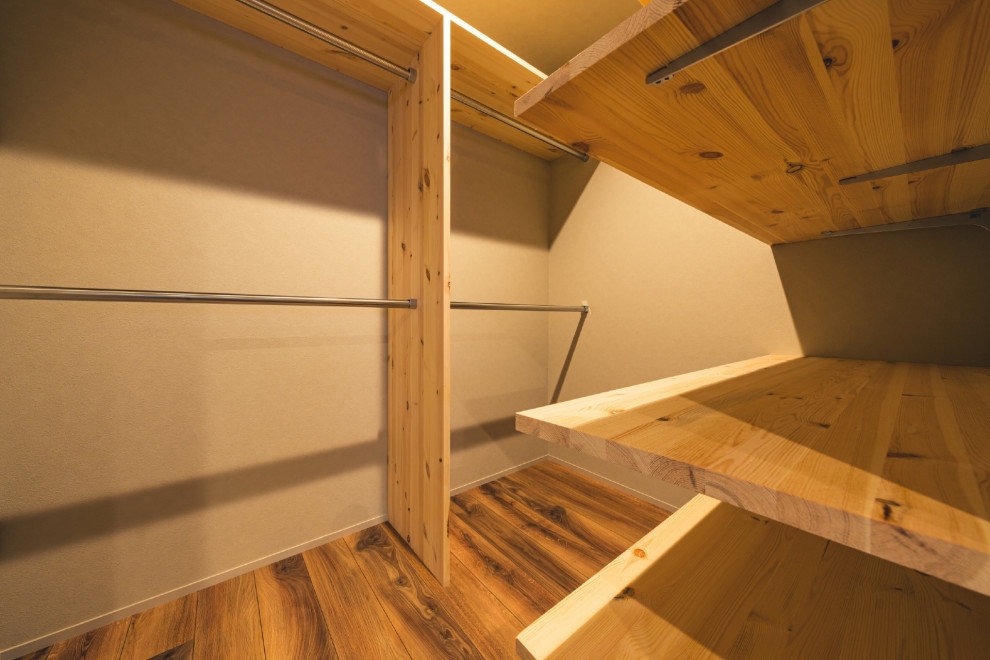 Inspiration för moderna walk-in-closets för könsneutrala, med öppna hyllor, skåp i mellenmörkt trä, mellanmörkt trägolv och brunt golv