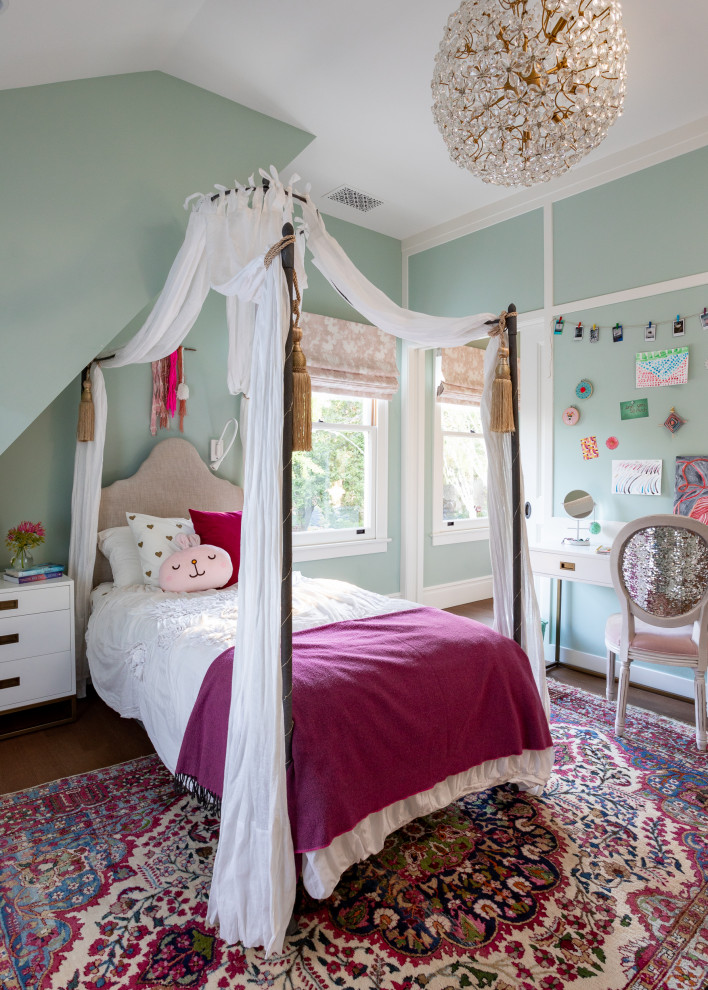 Inspiration för ett stort vintage flickrum kombinerat med sovrum och för 4-10-åringar, med gröna väggar, mellanmörkt trägolv och brunt golv