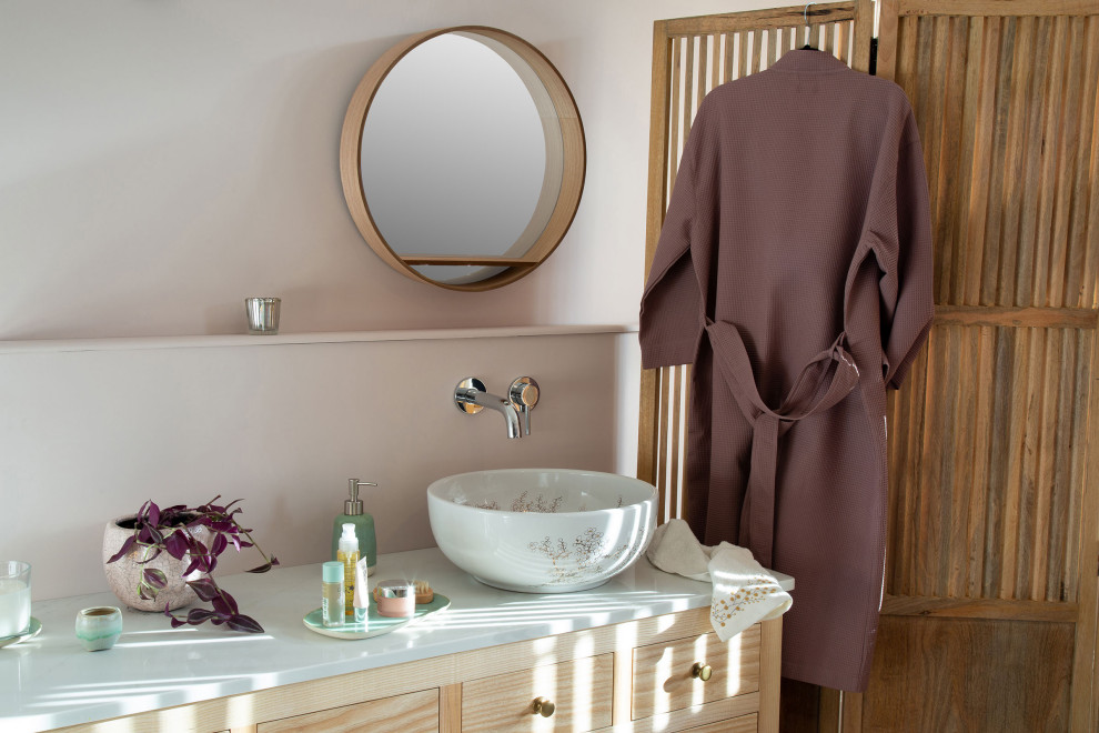 ロンドンにあるアジアンスタイルのおしゃれな浴室 (シェーカースタイル扉のキャビネット、中間色木目調キャビネット、ベッセル式洗面器、珪岩の洗面台、白い洗面カウンター、洗面台2つ、独立型洗面台) の写真