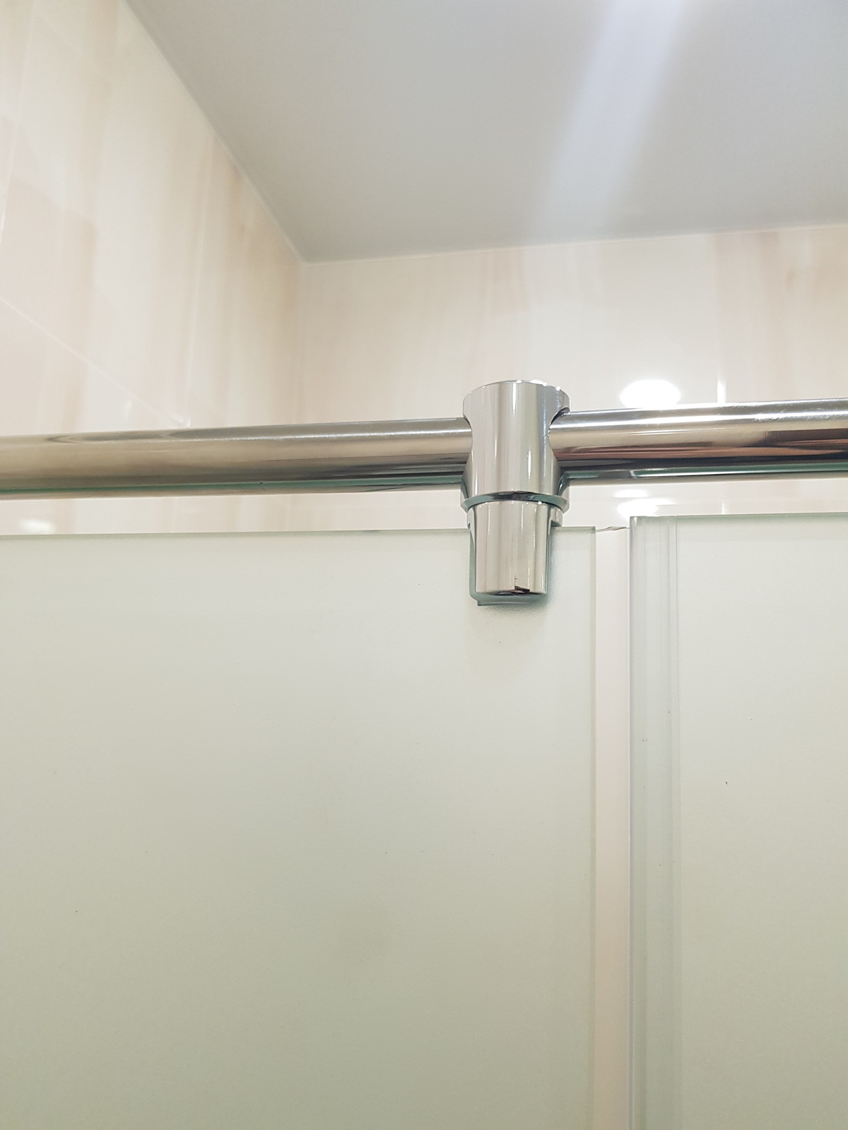 Стеклянная душевая перегородка