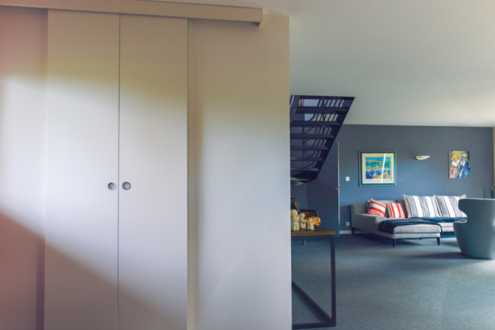 Esempio di un ufficio minimal di medie dimensioni con pareti blu, pavimento con piastrelle in ceramica, scrivania incassata, pavimento grigio e carta da parati