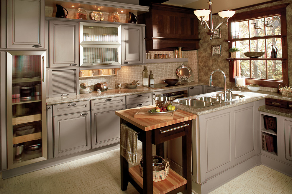 Photo of a mid-sized transitional kitchen in Orange County.